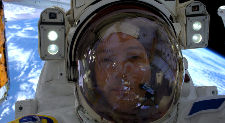 selfie de Thomas Pesquet lors de sa première sortie dans l'espace