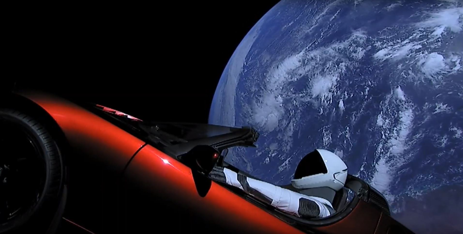 Lancement de la Falcon Heavy de SpaceX : le voyage de Starman au volant de sa Tesla rouge
