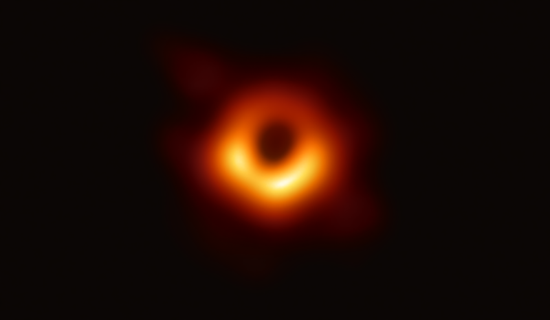 Première photo d’un trou noir