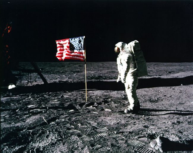 L'astronaute d'Apollo 11 Buzz Aldrin pose avec le drapeau américain à la surface de la lune en juillet 1969