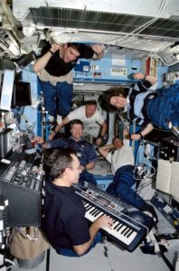 Carl Walz joue du clavier dans l'ISS