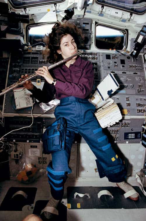 Ellen Ochoa flûte espace